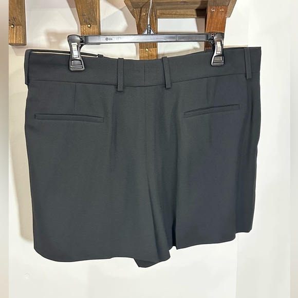 NWT Chloe Black Pleated Crepe High Waisted Shorts 44 (US 12) - Picture 4 of 13